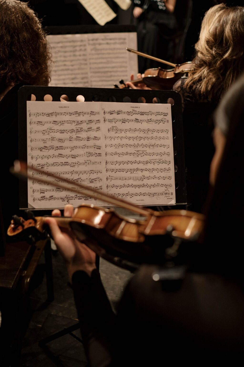 Violinisti che leggono lo spartito durante un concerto
