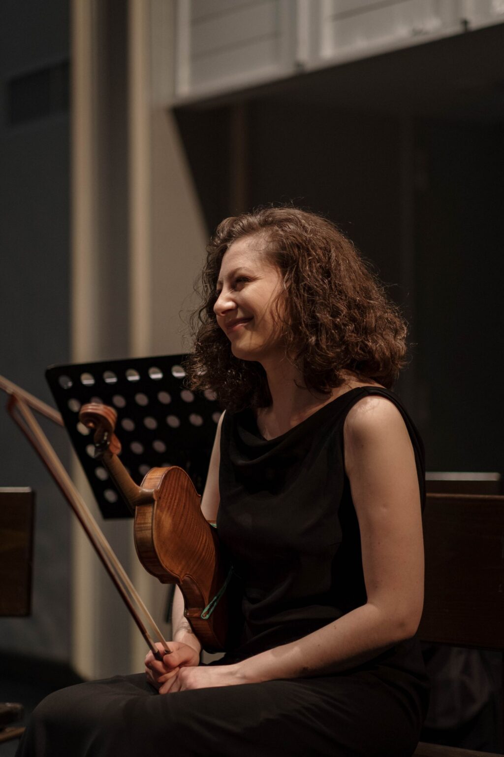 Violinista seduta con violino e archetto